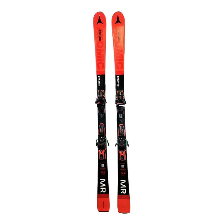 Esquíes Atomic Redster MR con fijaciones montadas, listos para usar en la nieve.