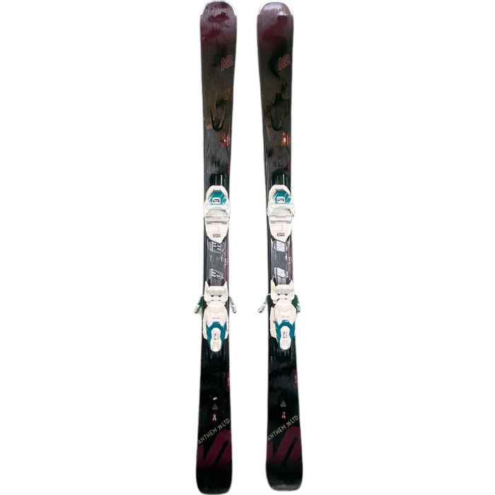 Esquíes K2 Anthem 76 LTD mujer, vista de cerca con diseño y logo K2 visible.