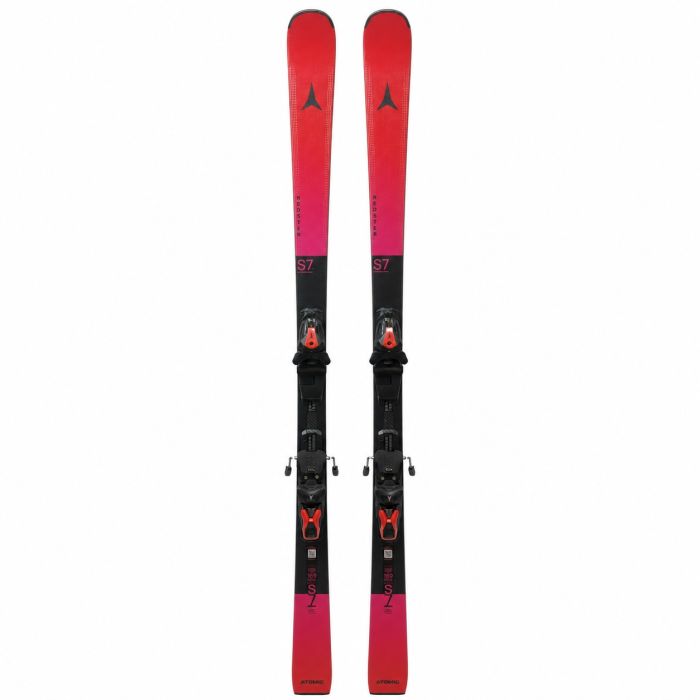 Atomic Redster S7 ski beide ski's volledig zichtbaar staand, rode bovenzijde met roze/magenta kleurovergang naar zwarte staart, 'S7' model opschrift en Atomic M12 GW bindingen