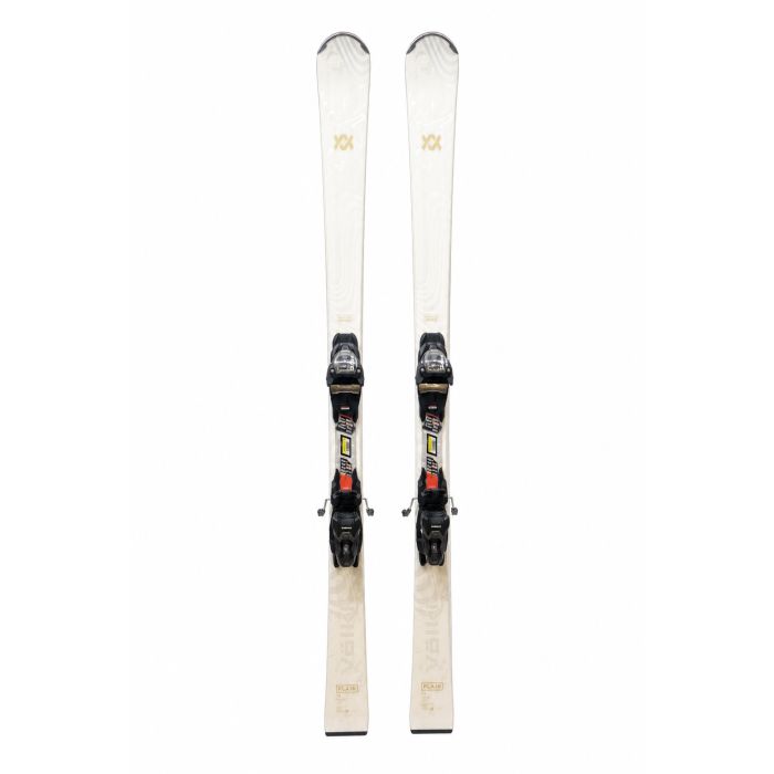 Völkl Flair 76 dames carving ski vooraanzicht volledig lengte met Marker vMotion 10 GW bindingen, witte uitvoering met gouden Völkl XX-logo en FLAIR opschrift op de staart