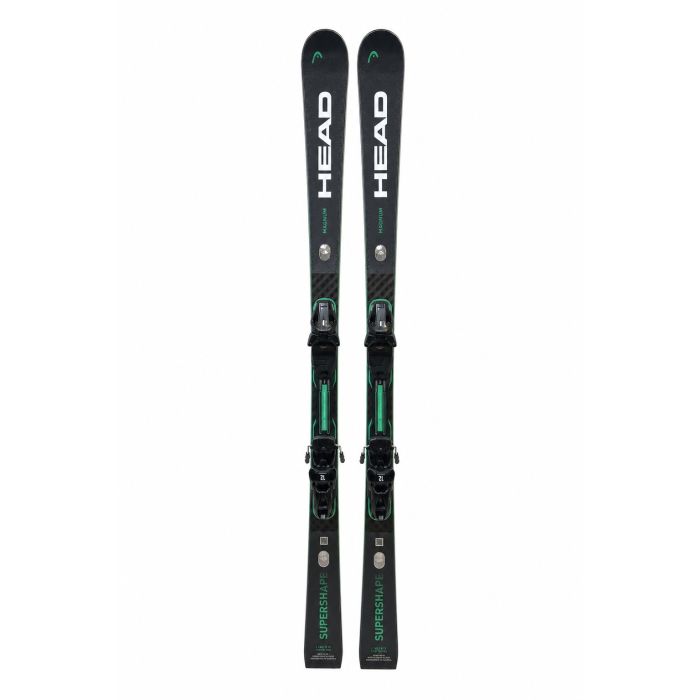 Head Supershape e-Magnum 2025 ski achterkantaanzicht met beide ski's, zwart met groen accent, PRD 12 GW bindingen zichtbaar en Supershape opschrift op de staart