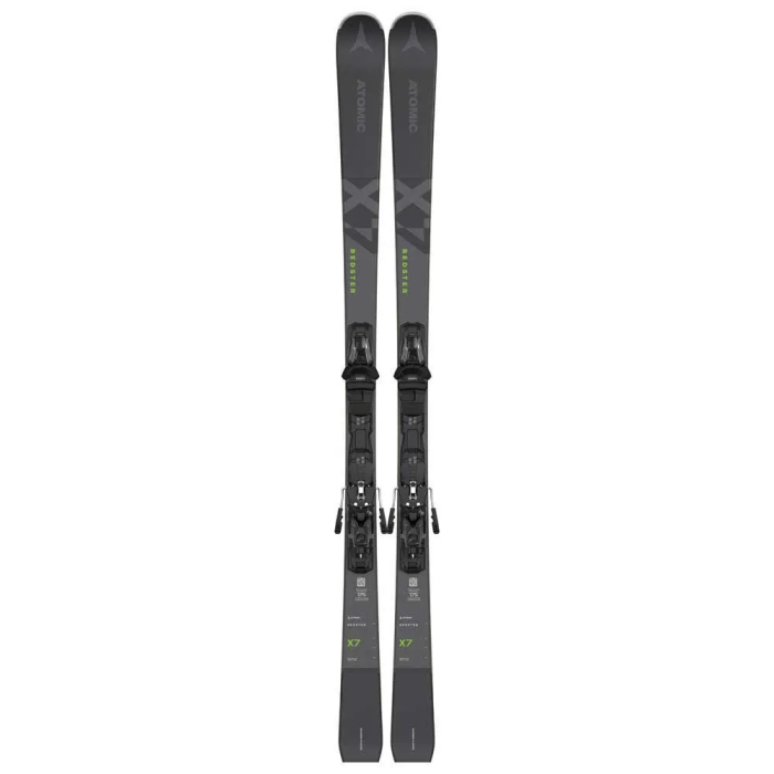 Esquíes Atomic Redster X7 con fijaciones, listos para esquiar en pista.