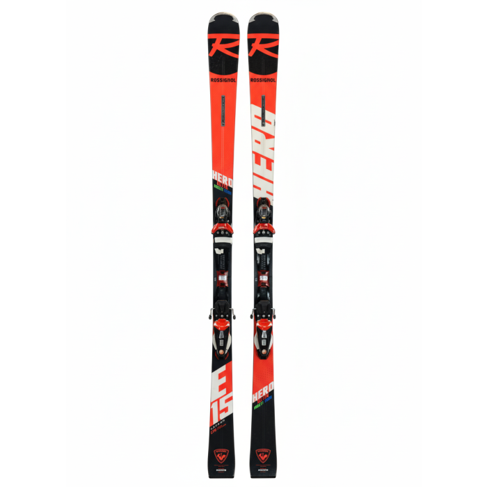Esquíes Rossignol Hero Elite MT CA 2022 con fijaciones, vistos de frente y ligeramente inclinados.