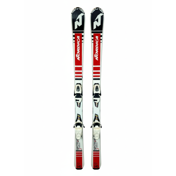 Esquíes Nordica Dobermann Spitfire J infantiles con fijaciones visibles.