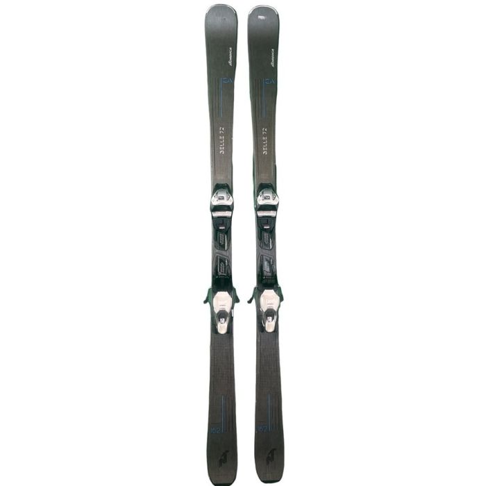 Esquíes Nordica Belle 72 CA con fijaciones, listos para usar en pistas de esquí.