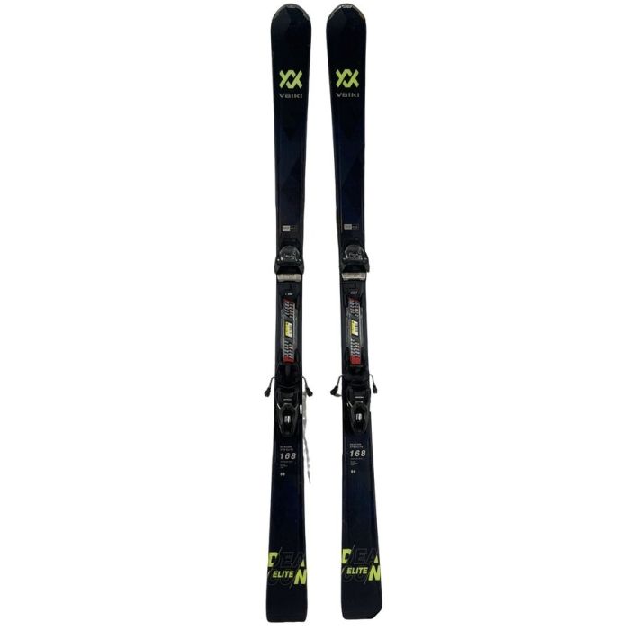 Esquíes Völkl Deacon Elite con fijaciones y diseño en negro y amarillo.
