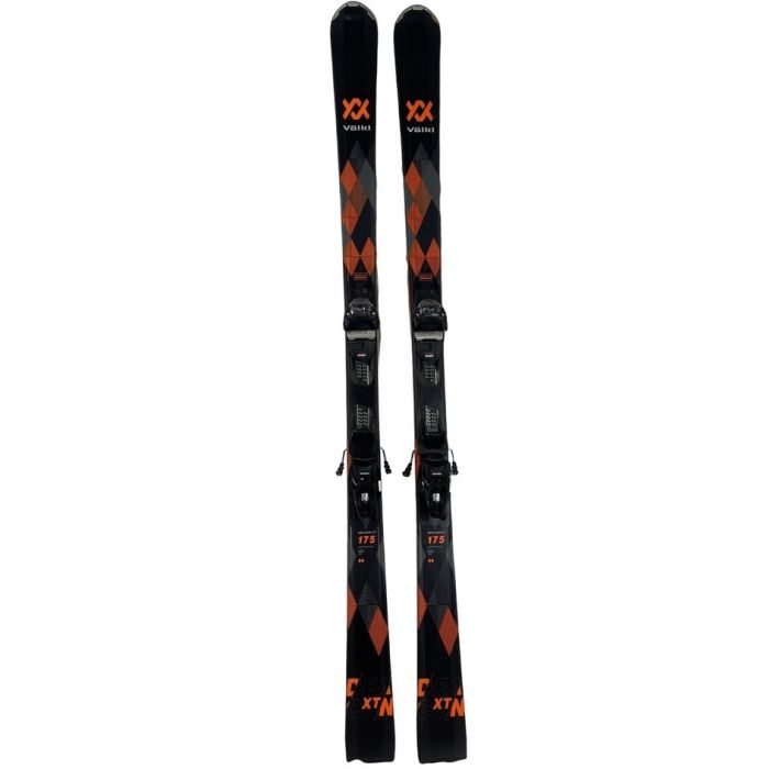 Esquíes Völkl Deacon XT con fijaciones y diseño en rojo y negro.