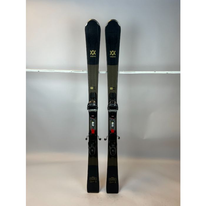 Völkl Flair Viola 2023 — esquís femeninos negros con diseño elegante y fijaciones integradas