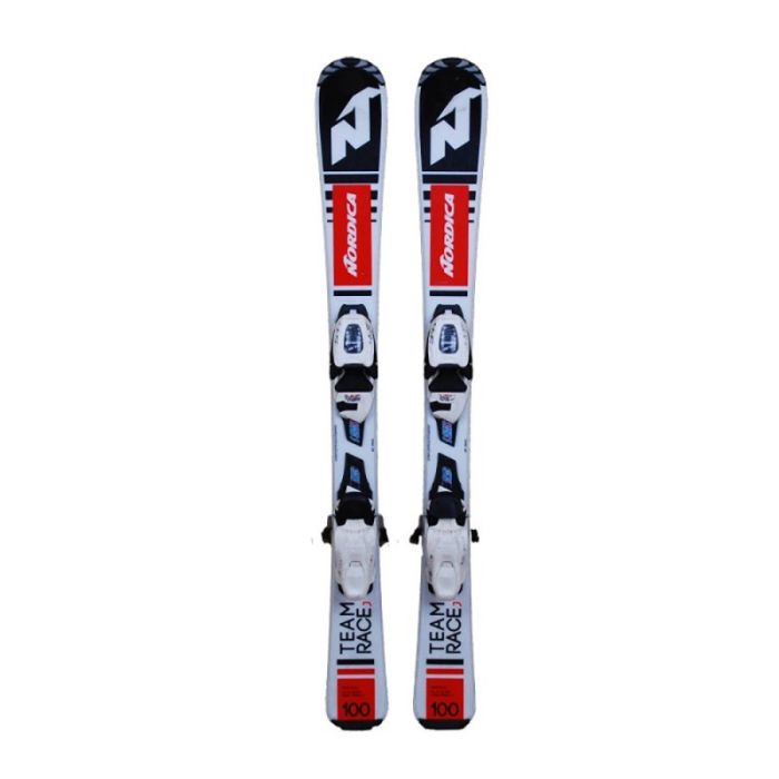 Esquíes Nordica Team Race J con fijaciones, diseño moderno y colores vibrantes.