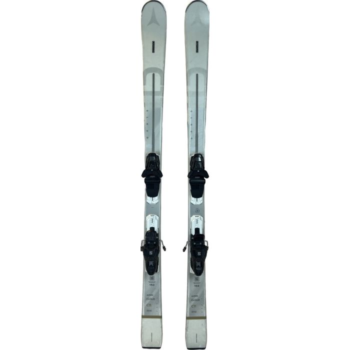 Esquíes Atomic Cloud C11 para mujer con fijaciones integradas.