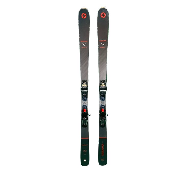 Esquíes Blizzard Brahma 82 con fijaciones montadas listos para esquiar.