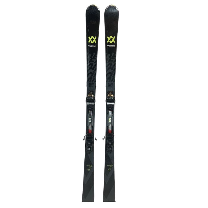 Esquíes Völkl Deacon XTD Elite con fijaciones montadas, listos para esquiar.