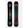Snowboard de segunda mano con diseño gráfico moderno y colorido.