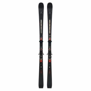 Atomic Redster S9i Revoshock S carving ski's vooraanzicht compleet paar met zwarte behuizing en Atomic X 12 GW bindingen met rode details, staand tegen witte achtergrond in skiwinkel