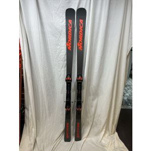 Nordica Spitfire DC 68 Pro FDT skis vooraanzicht – volledig paar zwart met rode grafische elementen en Xcell 12 FDT bindingen, staand tegen witte achtergrond