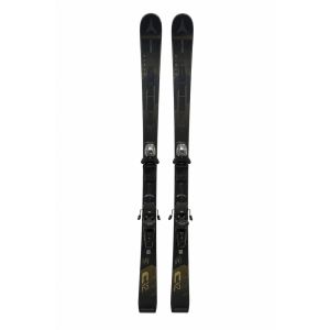 Atomic Cloud C2 carving ski paar met zwarte Atomic bindingen, vooraanzicht volledig, zwart-goud design op witte achtergrond