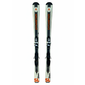 Esquíes Dynastar Team Speed SL con fijaciones montadas, listos para la nieve.