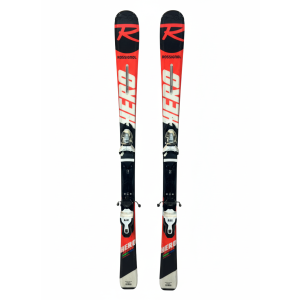 Esquíes Rossignol Hero Junior Multi Event 2025 con fijaciones visibles.