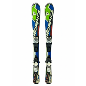 Esquíes Nordica Dobermann Team Race J con fijaciones, diseño deportivo y colores vibrantes.