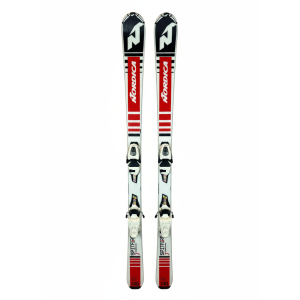 Esquíes Nordica Dobermann Spitfire J infantiles con fijaciones visibles.