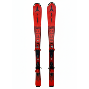 Esquíes Atomic Redster MH 2022 con fijaciones, vistos de frente.